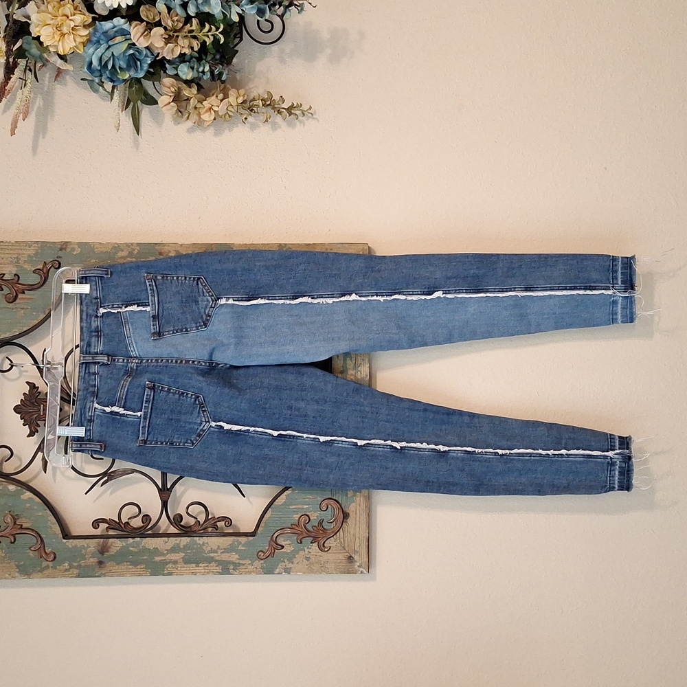 FASHION NOVA Two toned Denim Frayed Skinny Jeans. Excellent Condition Size 7 - Picture 9 of 14